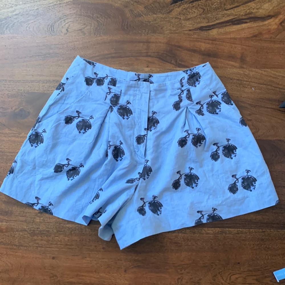 Linen blend shorts with bicycle motif.